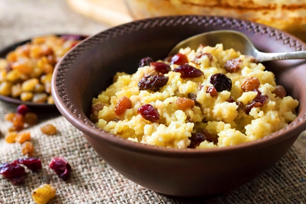 sweet millet porridge with raisins and dried cranberries 1 - Пшённая каша без варки