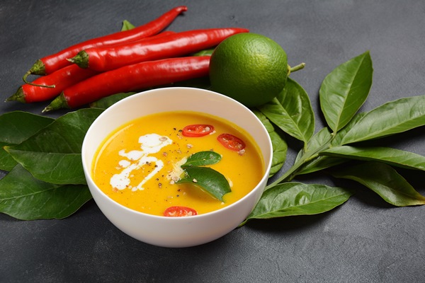thai spicy pumpkin and coconut milk soup with kaffir lime leaves red chilli and galangal roots powder 1 - Овощной постный суп-пюре без варки