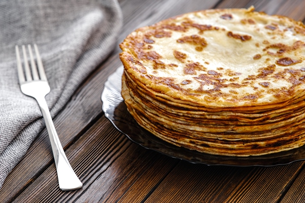 thin pancakes on a plate - Ленивые хачапури