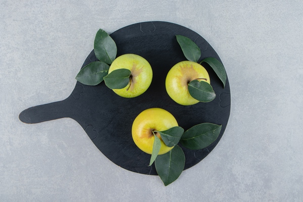 three fresh apples on black wooden board - Монастырская кухня: вареники с картошкой, яблоки в тесте