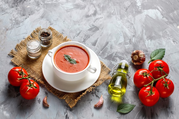 tomato soup with basil in a bowl - Соус луковый со сметаной для котлет