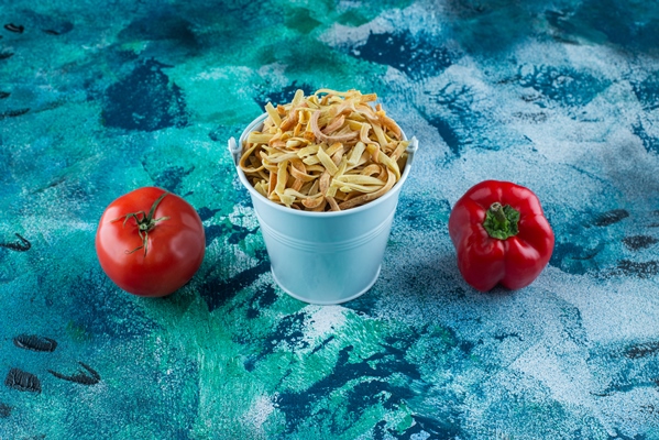 tomatoes pepper and homemade noodle in a bucket on the blue table - Монастырская кухня: лапша с грибами и лимонный пирог
