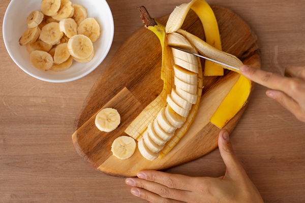 top view cut banana on wooden board - Манка без варки с фруктами