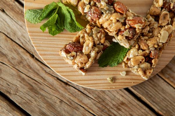 top view of breakfast cereal bars with nuts - Ореховое пралине