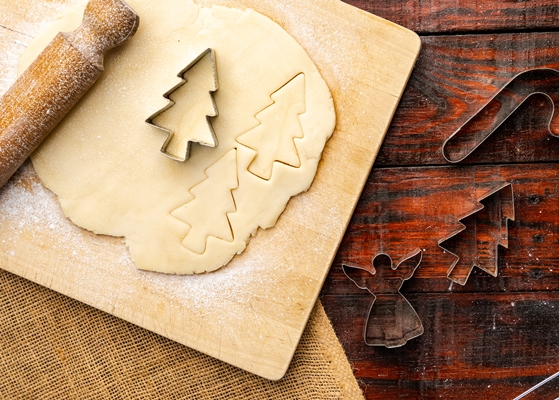 top view of raw dough and christmas cookie cutters on rustic kitchen table - Монастырская кухня: пшённая каша в тыкве, постное печенье на рассоле