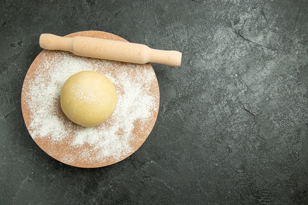 top view raw round dough with flour on a grey background dough raw meal flour food - Пирожки из пресного теста