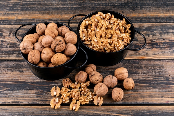 top view walnuts in baskets on wooden horizontal - Монастырская кухня: овсяная каша, закуска из баклажанов