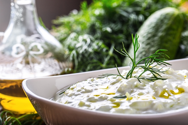 traditional greek dip tzatziki prepared with cucumber sour cream yogurt olive oil and fresh dill - Соус винегрет