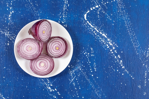 white plate of purple onion rings on marble table - Монастырская кухня: суп-пюре морковно-тыквенный, овощи-гриль, салат из красной фасоли с грибами и сухарями