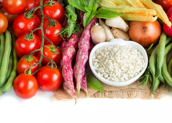 white rice in bowl and fresh vegetables - Монастырская кухня: похлёбка с фасолью и рисом, свекольный кекс