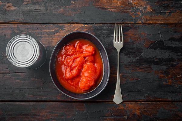 whole canned tomatoes on old dark wooden table background top view flat lay - Монастырская кухня: тёплый салат из зелёной фасоли и каша-мешанка