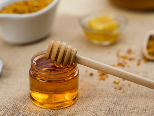 wooden dipper in sticky honey - Монастырская кухня: кабачки с тофу, картофельные вареники с грибами, кукуруза с мёдом