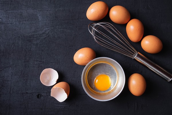 yolks and egg protein in a cup corolla whisk eggs preparation of food and chicken eggs - Блинчики с крабовыми палочками