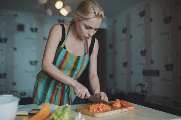 young woman cutting vegetables - Монастырская кухня: суп из кабачков, тёплый салат из чечевицы