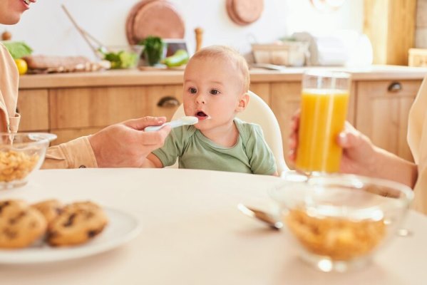 a father feeds his oneyearold baby yogurt a family breakfast 150254 1509 - Особенности питания детей