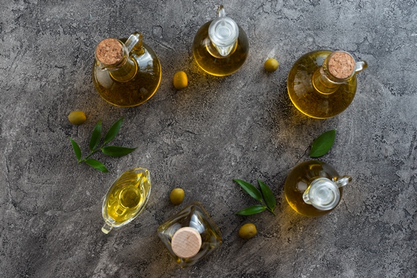 assortment of bottles filled with olive oils - Чечевичный суп "Мерджимек Чорбасы"