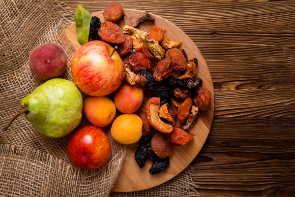 assortment of fresh autumnal fruits with copy space - Рисовый рулет с фруктами
