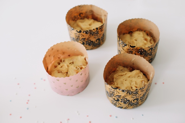 baking easter cakes at home concept - Пасхальные куличи: история, рецепт и секреты приготовления