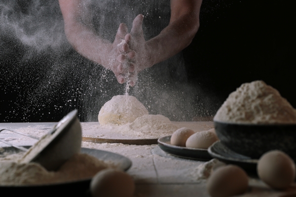 chef in the process of making a pizza dough - Пасхальный хлеб по-испански