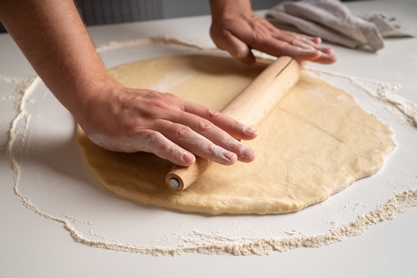 chef stratching dough in flour - Анисовые сухарики «Пестиньос» (Pestiños)