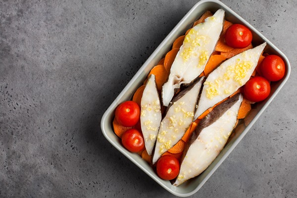 chilled halibut steaks in a baking dish with tomatoes and sweet potatoes - Рыба в маринаде "копчёная"