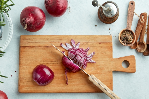 chopped red onions on wooden cutting board top view - Икра карася жареная