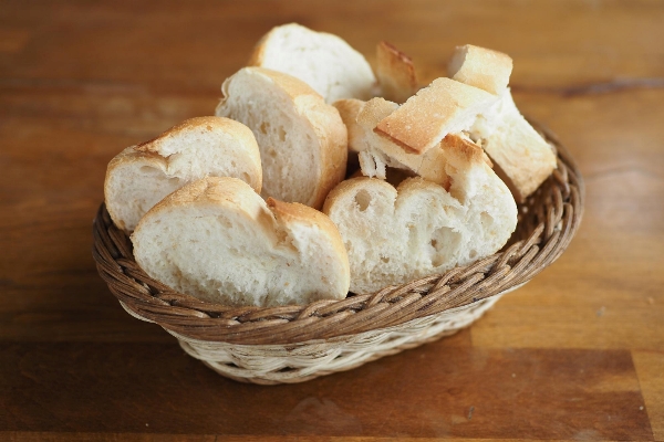 close up slice whole grain bread - Кнели из судака с маслом