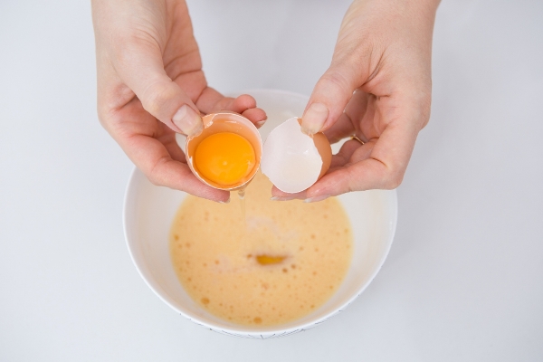 close up woman separating egg kitchen table - Зразы мясные, паровые, фаршированные омлетом