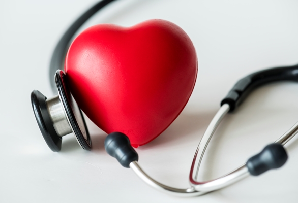 closeup of heart and a stethoscope cardiovascular checkup concept - Лечебный стол (диета) № 10 по Певзнеру: таблица продуктов и режим питания