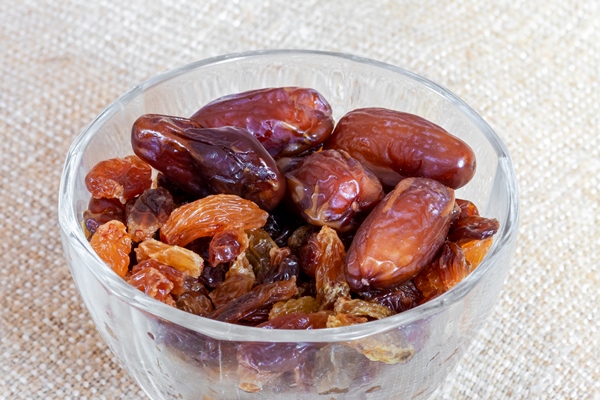 dates and raisins in a transparent plate on burlap - Австрийский пасхальный рулет