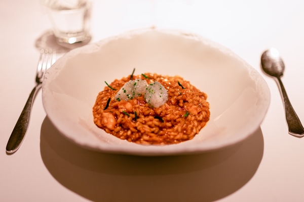 delicious risotto with sea urchin caviar shrimp and raw squid tartare selective focus - Ризотто постное с икрой