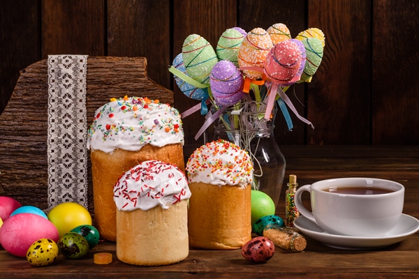 easter cake and colorful decorative eggs - Кулич быстрого приготовления