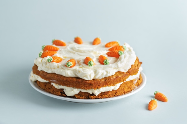easter carrot cake with frosting on blue background - Морковно-творожный мазурек