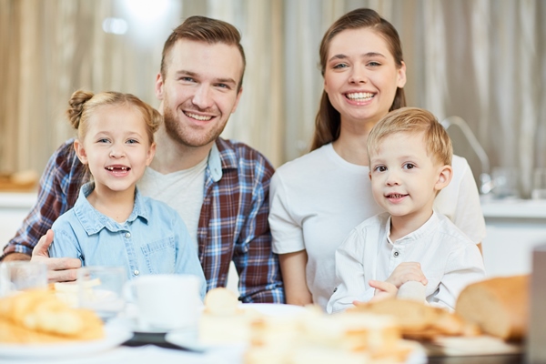 family having dinner - Особенности питания детей