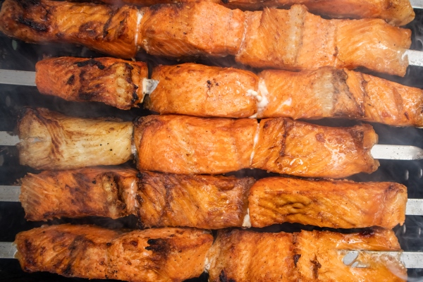 fish kebab on skewers on the grill in winter - Бастурма-шашлык из рыбы