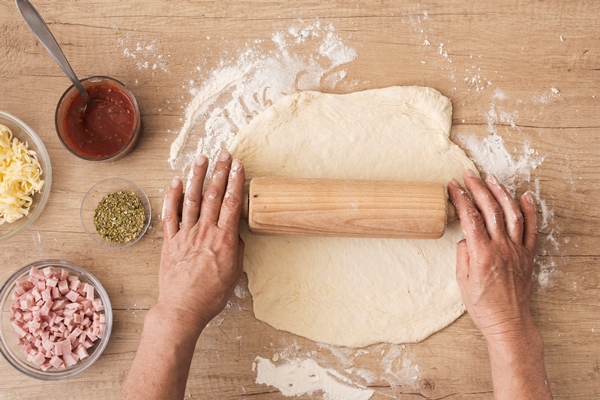 flat lay chef rolling dough - Итальянская пасхальная пицца