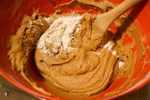 flour with spices for gingerbread in a bowl with wood spoon - Морковно-творожный мазурек