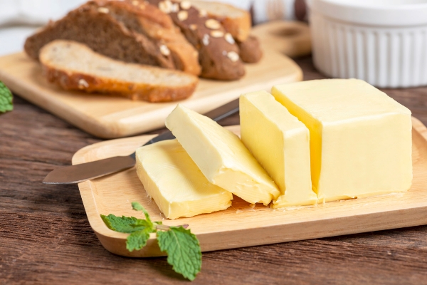 fresh butter cut with knife on wooden plate and bread - Суфле морковно-яблочное, паровое