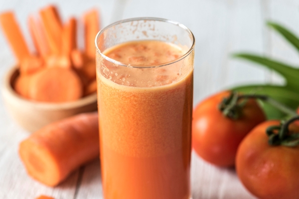 fresh carrot juic macro shot - Морковный сок со сливками