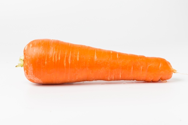 fresh carrot on white background - Морковно-творожный мазурек
