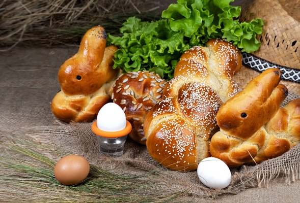 fresh easter pastries rabbit shaped buns eggs and rolls are located on burlap 1 - Булочки "Пасхальные зайцы"
