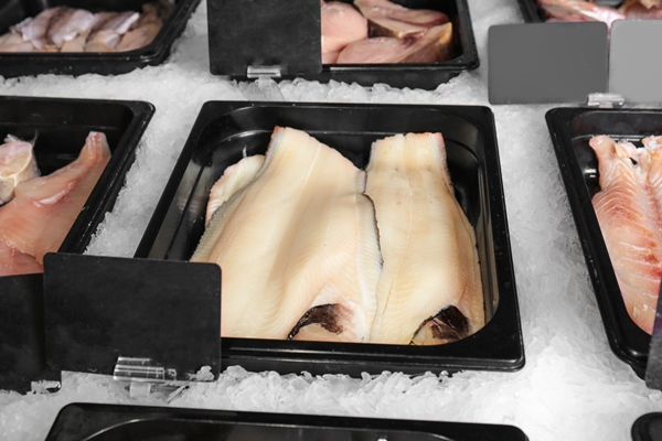fresh fish in supermarket - Разделка крупной камбалы, палтуса