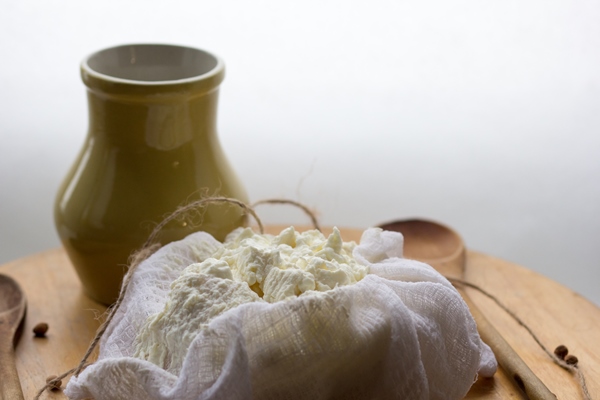 fresh homemade farm creamy cottage cheese tvorog in cheesecloth - Пасха без творога заварная
