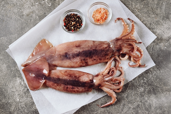 fresh raw whole squids - Постный салат с кальмарами, икрой и креветками
