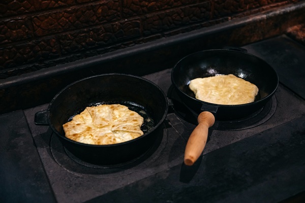 fried pies with cottage cheese in cast iron pans on a rural stove - Постные луковые лепёшки