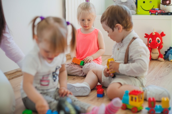group of preschoolers in playroom - Особенности питания детей