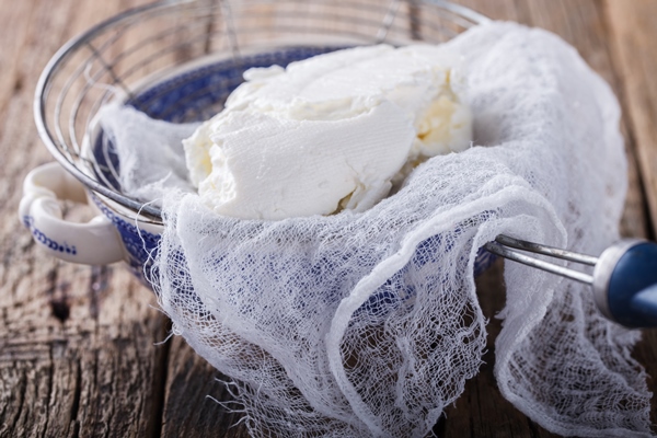 homemade cottage cheese in a cheesecloth - Яичная пасха без творога