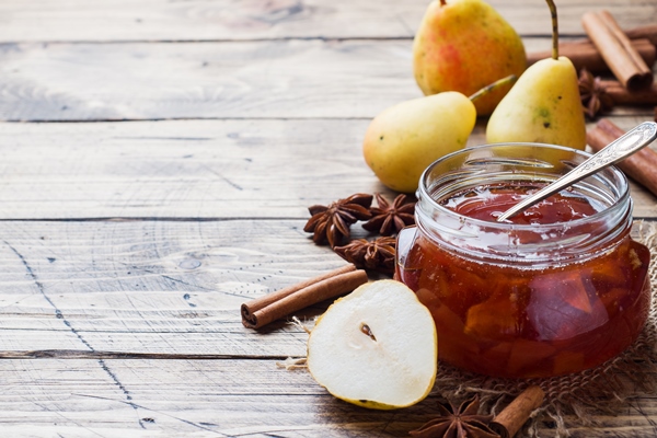 homemade pear jam in a jar and fresh pears - Лечебный стол (диета) № 1 по Певзнеру: таблица продуктов и режим питания