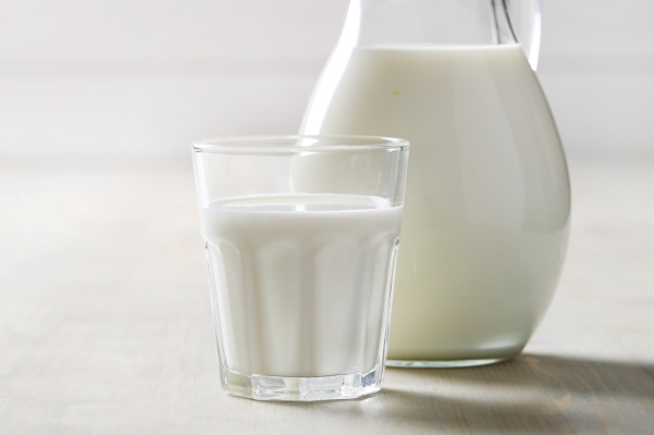 jug and glass of fresh milk - Рисовый рулет с фруктами