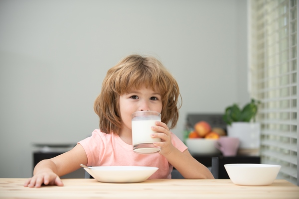kid drink milk organic milk with calcium child eating healthy food - Особенности питания детей